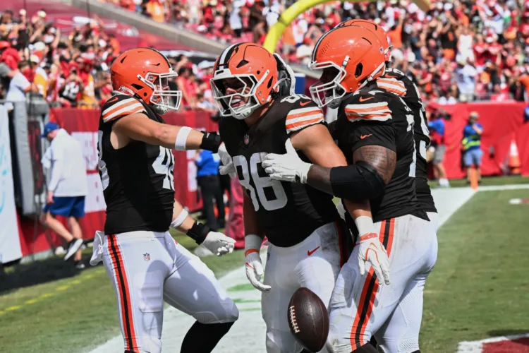 Despite weather delay, Browns topple Mayfield, Buccaneers